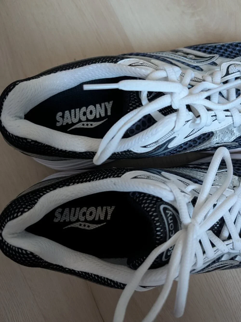 Saucony ProGrid Omni 9 Running Shoes Silver/Navy/White Mens Size 10.5 M NWT